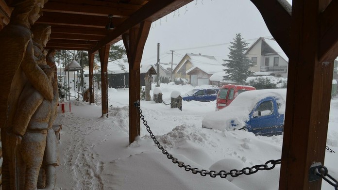 Parkovisko pre Goralskou kolibou v obci Mútne.
