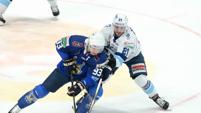 Na snímke zľava Olivier Archambault (Spišská Nová Ves) a Filip Bajtek (Nitra).