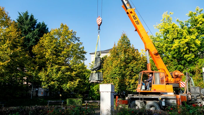 Mesto odstránilo pomník vplyvného komunistu