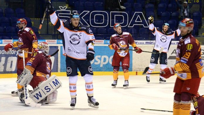 Radosť hráčov Košíc po štvrtom góle do trenčianskej brány.