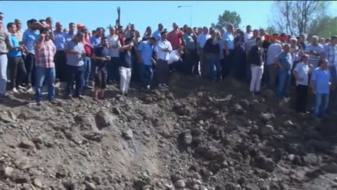 Výbuch vyhĺbil veľký kráter.