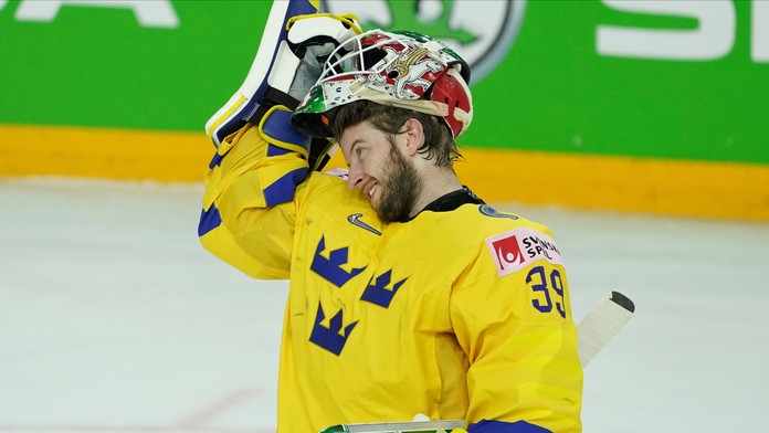 Švédsky brankár Adam Reiborn reaguje počas duelu MS 2021 s Ruskom.