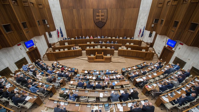 Pasažierka na cyperskom letisku v Larnake.