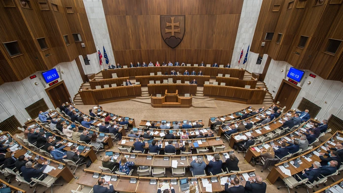 Pasažierka na cyperskom letisku v Larnake.