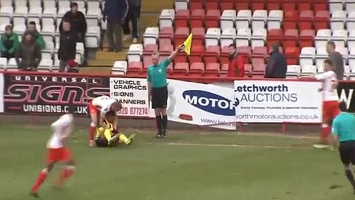 Joss Labadie (v žltom)  uhryzol Ronnie Henryho (vľavo).