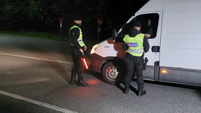 Českí policajti zachytili krátko po zavedení kontrol na hranici so Slovenskom desiatky migrantov
