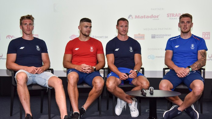 Slovenskí rýchlostní kanoisti zľava Samuel Baláž, Denis Myšák, Erik Vlček a Adam Botek počas tlačovej konferencie.