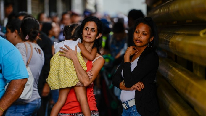 Dlhé rady pred obchodmi vo venezuelskej metropole Caracas.