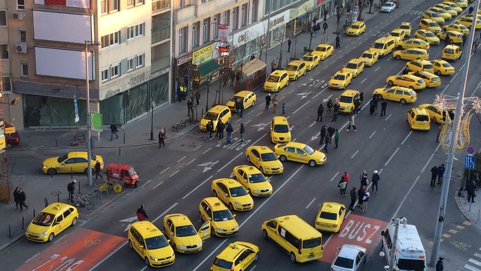 Taxikári blokujú dopravu na ulici v centre Budapešti počas demonštrácie proti používaniu aplikácie Uber.
