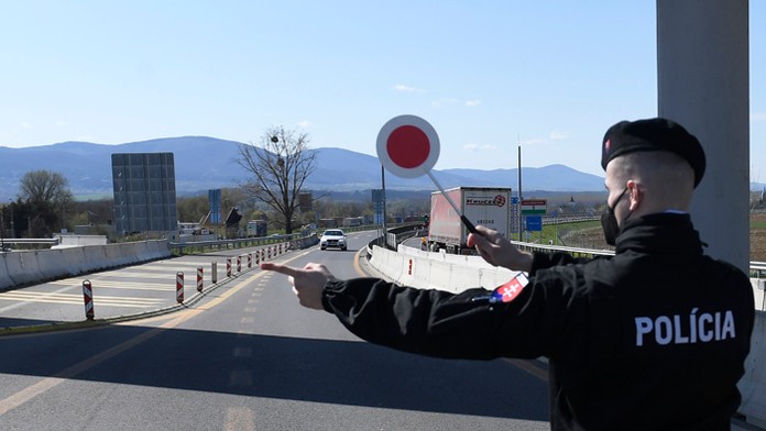 Na ilustračnej snímke kontrola na slovensko-maďarskom hraničnom priechode Milhosť -Tornyosnémeti.