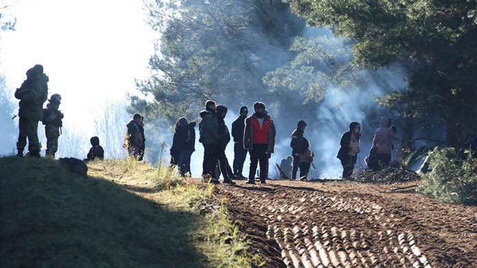Migranti sa pokúšajú prekročiť hranice z Bieloruska do Poľska.