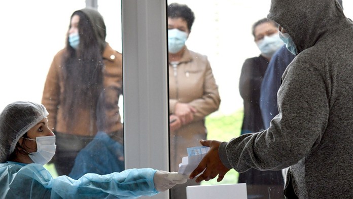 Zákazníci čakajú na jedlo pred bistrom v centre mesta v Bratislave.
