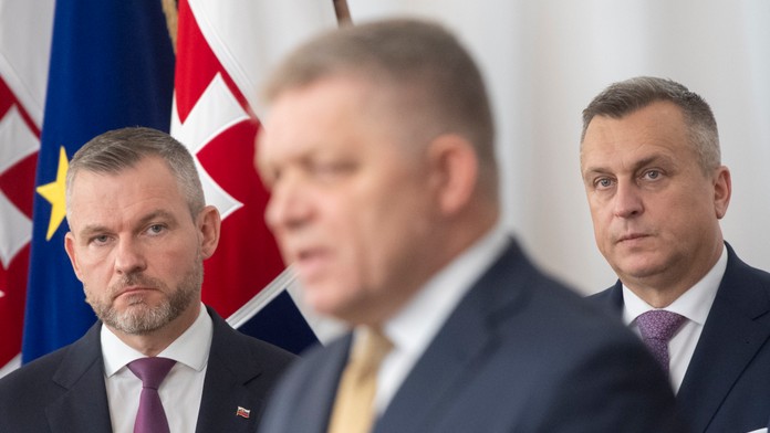 Na snímke predseda Smer-SD Robert Fico (uprostred) vystupuje s príhovorom po podpise koaličnej dohody medzi stranami SMER-SD, Hlas-SD a SNS v Bratislave v pondelok 16. októbra 2023. Zľava počúvajú predseda Hlas-SD Peter Pellegrini a predseda SNS Andrej Da