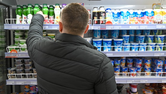 Muž nakupuje potraviny 