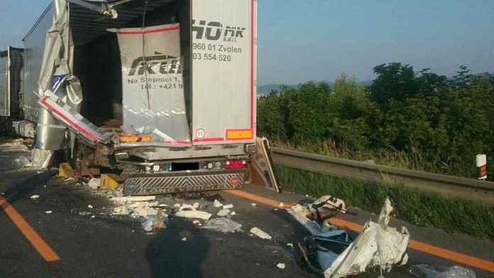 Na D1 za Sencom smerom na Bratislavu sa zrazili dva kamióny s dodávkou.