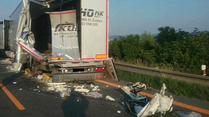 Na D1 za Sencom smerom na Bratislavu sa zrazili dva kamióny s dodávkou.