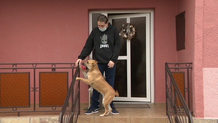 Sisa sa snaží s Tomášom zblížiť.