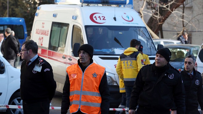 Policajti a záchranári stoja pred nemocnicou Cerrahpaša v Istanbule.