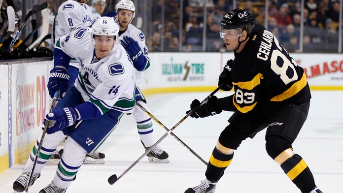 Alexandre Burrows (14) z Vancouveru Canucks a Peter Cehlárik (Boston Bruins).