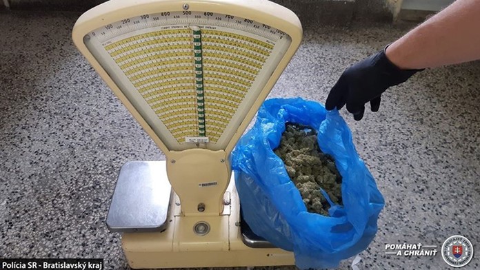 Fotografia zaistenej látky na akademiskej pôde.