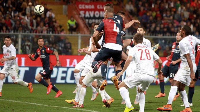 Hráč Janova Juraj Kucka (v strede) v zápase Serie A proti Milánu.