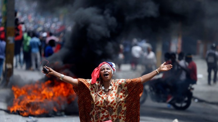 Dav ľudí počas protestov na Haiti.