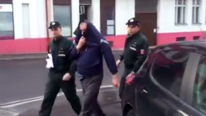 Policajti vedú farára z Hronca pred sudcu.