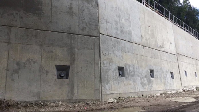 Sporný oporný múr na D3 pri Žiline.