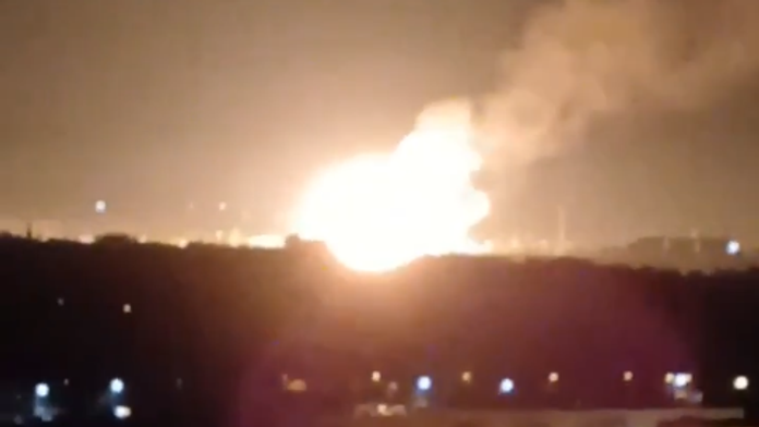 VIDEO: Ukrajinci vyslali na Moskvu stovky dronov. Masívne útočili aj raketami