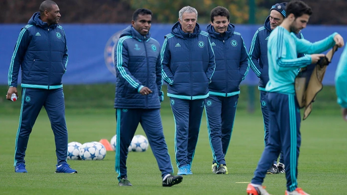 Tréner Chelsea Jose Mourinho (v strede) a Cesc Fabregas (vpravo vpredu).