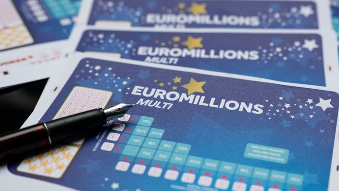 V lotérii EuroMillions padol rozprávkový jackpot.  Španiel sa teší z druhej najvyššej výhry v histórii