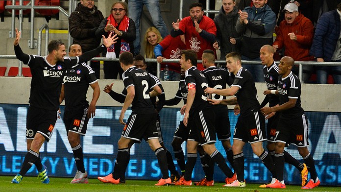 Trenčania sa tešia po góle počas finále Slovnaft Cup-u Slovenského pohára ŠK Slovan Bratislava - AS Trenčín.