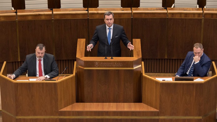 Mimoriadne rokovanie parlamentu: Opozícia kritizuje vojenské nákupy