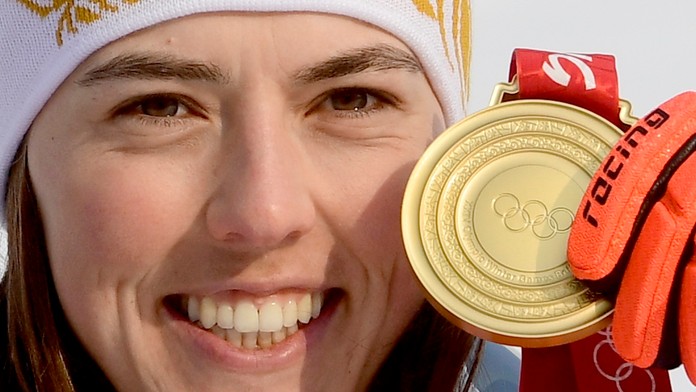 Na snímke slovenská lyžiarka Petra Vlhová pózuje na pódiu so zlatou medailou po jej víťazstve v 2.kole slalomu žien.