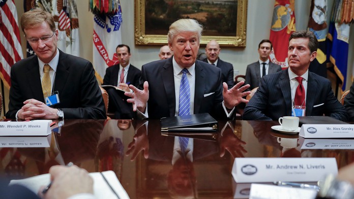 Americký prezident Donald Trump sa rozpráva s obchodnými lídrami v Rooseveltovej sieni Bieleho domu vo Washingtone.