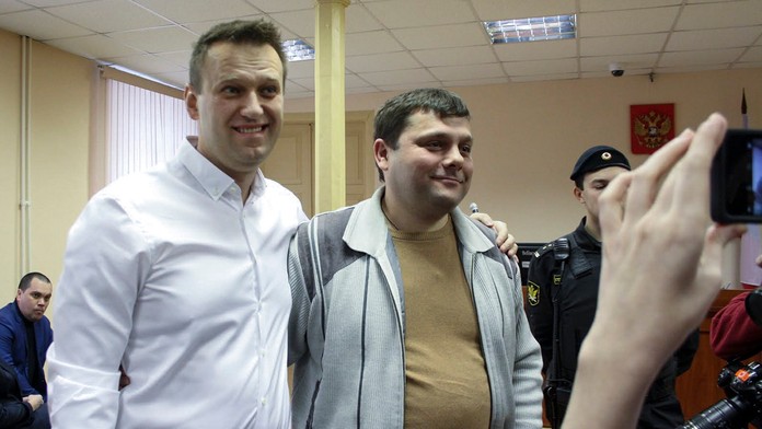 Ruský opozičný aktivista Alexej Navaľnyj (vľavo) a jeho bývalý kolega Piotr Oficerov.