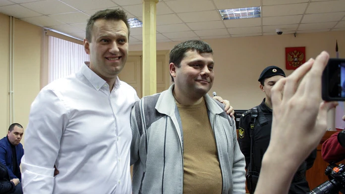 Ruský opozičný aktivista Alexej Navaľnyj (vľavo) a jeho bývalý kolega Piotr Oficerov.