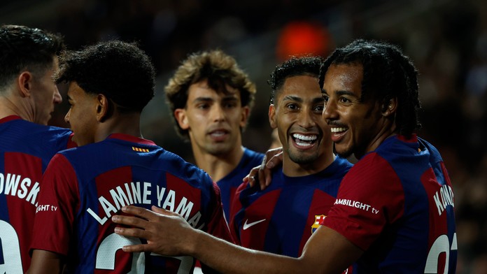 Futbalisti Barcelony oslavujú gól.