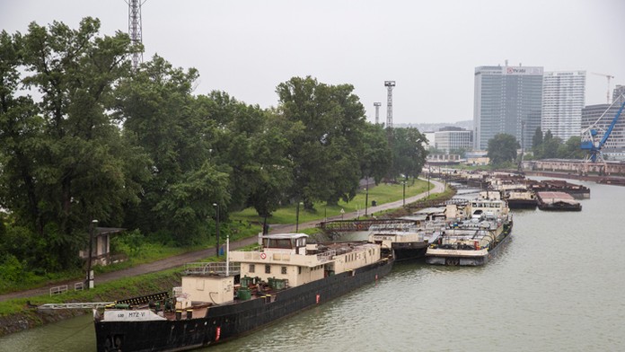 Záchranná loď hľadá preživších v rieke Dunaj