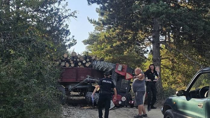 Tínedžer (18) v Čachticiach na traktore viezol drevo. Po prevrátení sa ho do nemocnice bral vrtuľník