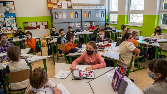 Zmena vo vyhláške. Žiaci nebudú musieť mať počas vyučovania respirátor či rúško