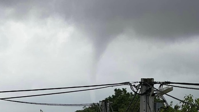 Západ Slovenska bol v pozore. Na viacerých úsekoch sa totiž vytvorila výrazná tromba