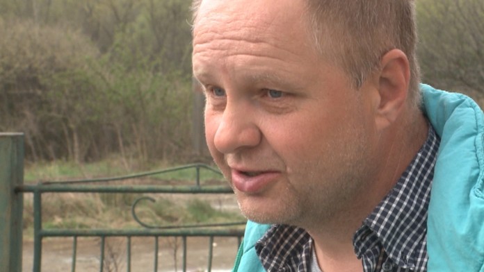 Zúfalý muž už pobehal všetky úrady. Nikto mu nechce dať doklady.