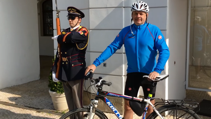 Andrej Kiska na bicykli