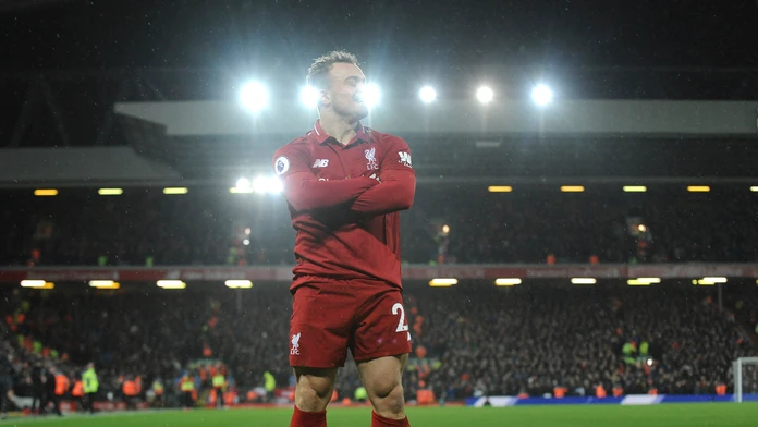 Xherdan Shaqiri z Liverpoolu oslavuje gól proti Manchesteru United.
