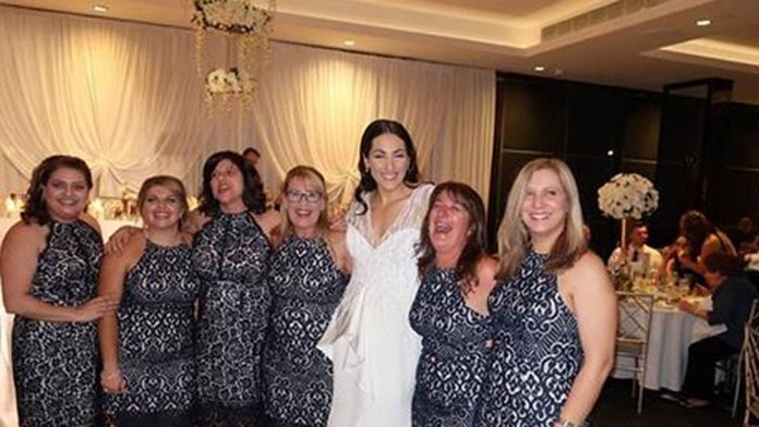 Šesť žien sa na svadbe náhodou ocitlo v rovnakých šatách.
