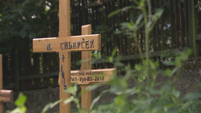 Advokát opúšťa Justičný palác.