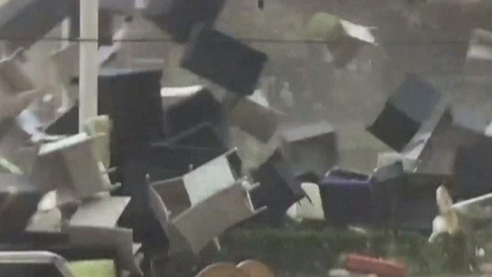 Rumunskom sa prehnala silná víchrica.