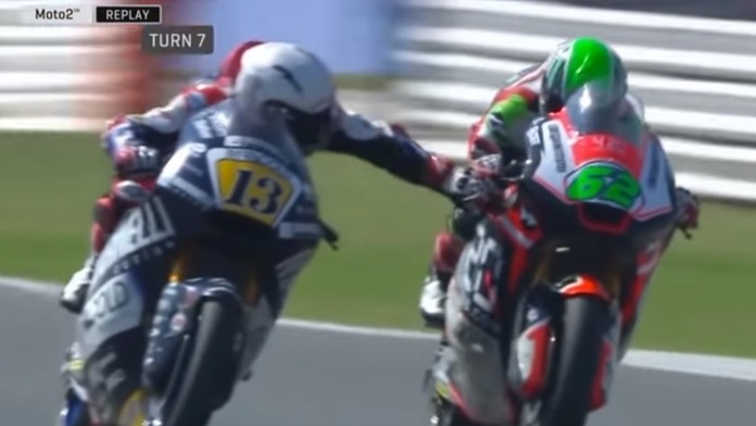 Romano Fenati stláča brzdu na motorke Stefana Monziho.