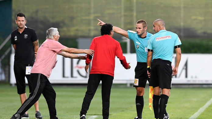 Okrem Šuleka a Bukarihˇo musel ihrisko opustiť aj tréner Trenčanov Ricardo Moniza.